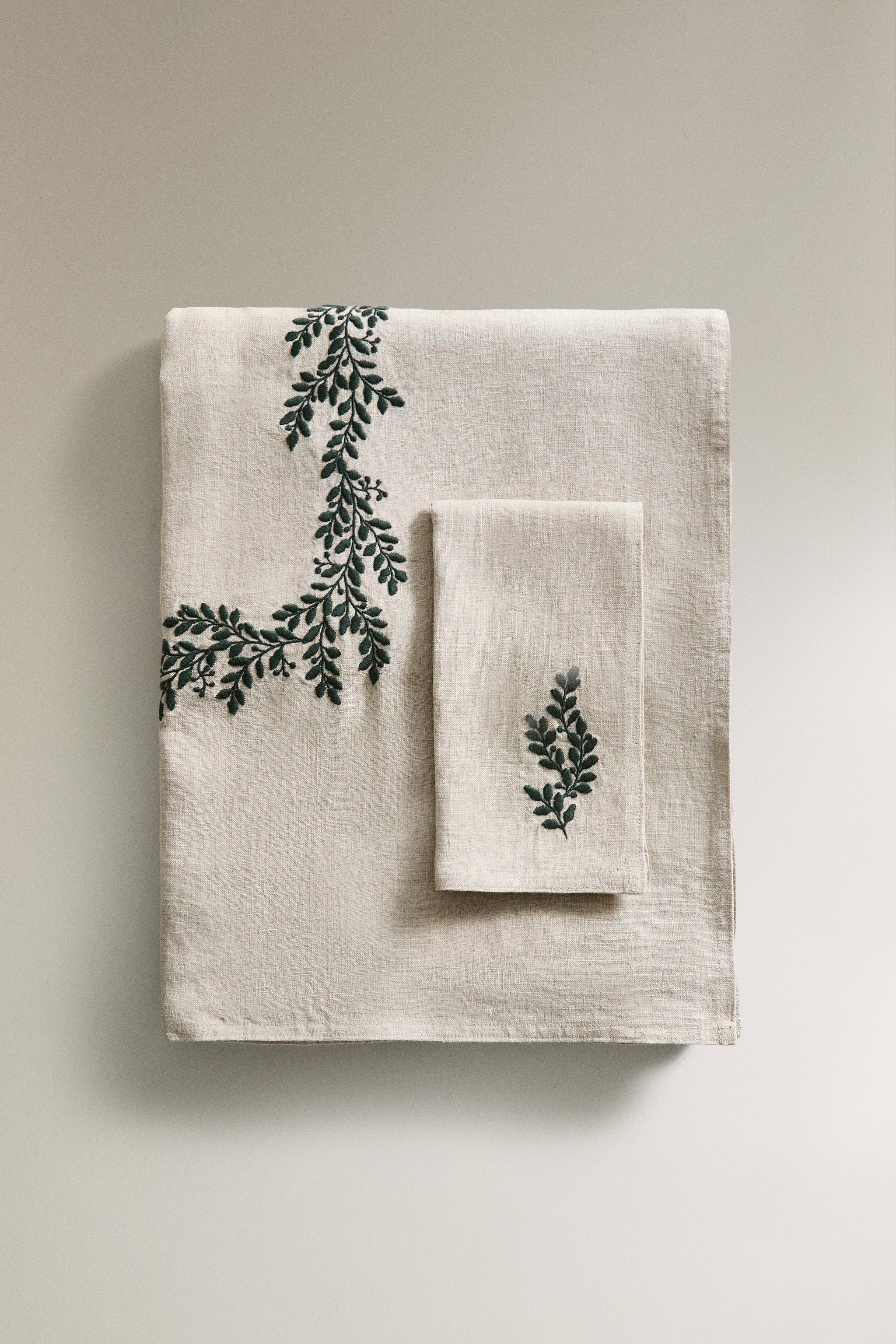 LINEN TABLECLOTH WITH GREEN LEAVES CHRISTMAS
